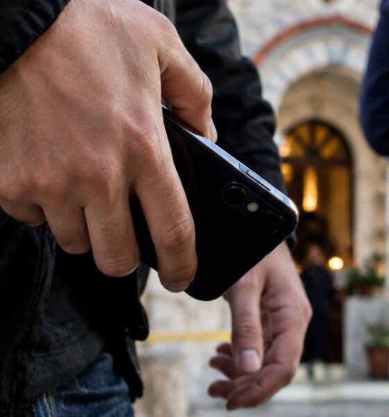 Η ΕΛ.ΑΣ. γνωστοποίησε πως το απόγευμα του Σαββάτου, 26 Σεπτεμβρίου 2026 στην Πάτρα ένας άνδρας προσποιήθηκε τον Ασυνομικό, έκλεψε κινητό και συνελήφθη μέσα σε Ιερό Ναό.