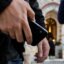 Η ΕΛ.ΑΣ. γνωστοποίησε πως το απόγευμα του Σαββάτου, 26 Σεπτεμβρίου 2026 στην Πάτρα ένας άνδρας προσποιήθηκε τον Ασυνομικό, έκλεψε κινητό και συνελήφθη μέσα σε Ιερό Ναό.