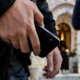 Η ΕΛ.ΑΣ. γνωστοποίησε πως το απόγευμα του Σαββάτου, 26 Σεπτεμβρίου 2026 στην Πάτρα ένας άνδρας προσποιήθηκε τον Ασυνομικό, έκλεψε κινητό και συνελήφθη μέσα σε Ιερό Ναό.