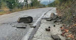 Μετά την έντονη νεροποντή στο Αγρίνιο κατά τις πρωινές ώρες της Τρίτης (22/09) σημειώθηκαν πτώσεις βράχων σε σημεία της 14ης Επαρχιακής Οδού Σχίνου - Σκουτεράς - Σιτόμενα.