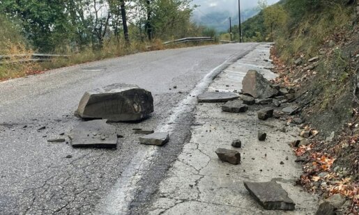 Μετά την έντονη νεροποντή στο Αγρίνιο κατά τις πρωινές ώρες της Τρίτης (22/09) σημειώθηκαν πτώσεις βράχων σε σημεία της 14ης Επαρχιακής Οδού Σχίνου - Σκουτεράς - Σιτόμενα.