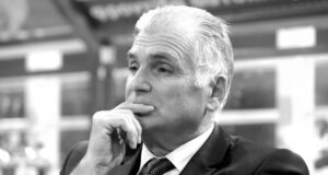 Ο Σούλης Μαρκόπουλος δεν είναι -πλέον- ανάμεσά μας καθώς έφυγε από τη ζωή σε ηλικία 77 ετών, πενθεί το Ελληνικό Μπάσκετ για την απώλειά του ενός ανθρώπου με πολυετή και πολύπλευρη προσφορά.