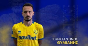 Στη Stoiximan SL1 2026-2027 συνεχίζει ο... διπλοθεσίτης Κωνσταντίνος Θυμιάνης, αφού ο Παναιτωλικός κινήθηκε αστραπιαία και υπέγραψε μαζί του έως τον Ιούνιο του 2028.