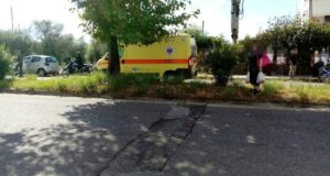 Στις Εργατικές Κατοικίες Αγίας Βαρβάρας Αγρινίου γύρω στις 12 το μεσημέρι του Σαββάτου (26/09) ένας δικυκλιστής μεταφέρθηκε στο Νοσοκομείο μετά από τροχαίο.