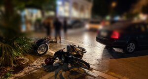 Η Ναύπακτος και συγκεκριμένα η Παραλία του Γριμπόβου στο επίκεντρο καθώς το βράδυ της Πέμπτης (10/09) ένας ηλικιωμένος οδηγός προκάλεσε ατύχημα μπαίνοντας ανάποδα σε μονόδρομο.