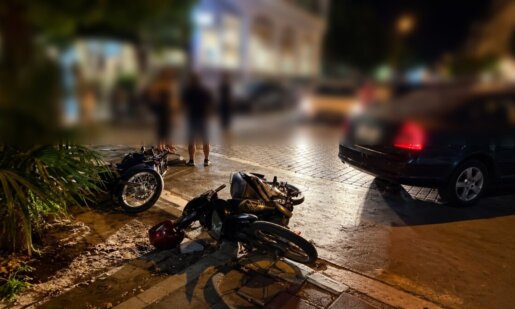 Η Ναύπακτος και συγκεκριμένα η Παραλία του Γριμπόβου στο επίκεντρο καθώς το βράδυ της Πέμπτης (10/09) ένας ηλικιωμένος οδηγός προκάλεσε ατύχημα μπαίνοντας ανάποδα σε μονόδρομο.