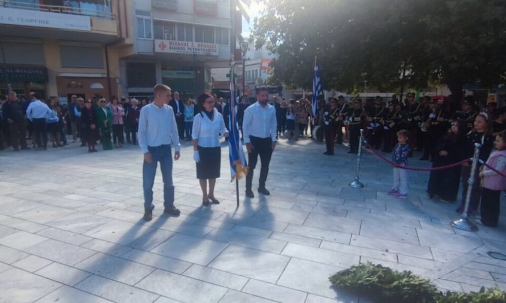Στο Αγρίνιο την παραμονή της Εθνικής Επετείου της 28ης Οκτωβρίου στην Πλατεία Δημάδη τελέστηκε επιμνημόσυνη δέηση και κατάθεση στεφάνων με τη συμμετοχή μαθητών και φοιτητών.