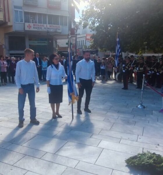 Στο Αγρίνιο την παραμονή της Εθνικής Επετείου της 28ης Οκτωβρίου στην Πλατεία Δημάδη τελέστηκε επιμνημόσυνη δέηση και κατάθεση στεφάνων με τη συμμετοχή μαθητών και φοιτητών.