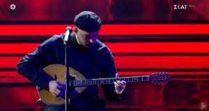 Στο ειδικό επεισόδιο του «The Voice of Greece» το βράδυ του Σαββάτου (03/10) ο APON από τον Αστακό τίμησε τον Γιώργο Μαζωνάκη ερμηνεύοντας τα «Κρυφά Μονοπάτια»!