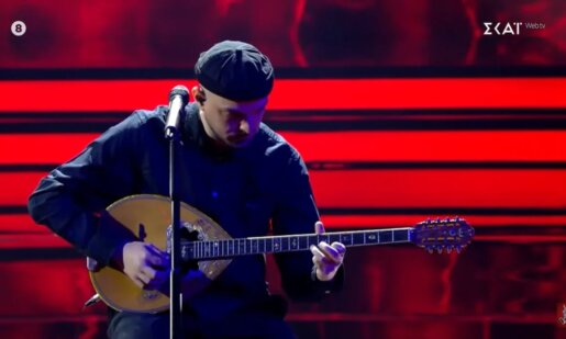 Στο ειδικό επεισόδιο του «The Voice of Greece» το βράδυ του Σαββάτου (03/10) ο APON από τον Αστακό τίμησε τον Γιώργο Μαζωνάκη ερμηνεύοντας τα «Κρυφά Μονοπάτια»!