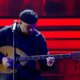 Στο ειδικό επεισόδιο του «The Voice of Greece» το βράδυ του Σαββάτου (03/10) ο APON από τον Αστακό τίμησε τον Γιώργο Μαζωνάκη ερμηνεύοντας τα «Κρυφά Μονοπάτια»!