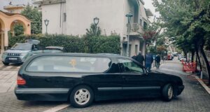 Ο Τηλέμαχος (Τέλης) Αυδής άφησε την τελευταία του πνοή στο κέντρο της πόλης και την επομένη σε κλίμα συγκίνησης και με τη Γαλανόλευκη κηδεύτηκε ο Αγρινιώτης Στρατιωτικός.