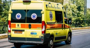 Στο Γενικό Λύκειο Νεοχωρίου ένα παράθυρο αποκολλήθηκε -μαζί με το πλαίσιό του- και έπεσε στο κεφάλι μαθητή της πρώτης τάξης, μεταφέρθηκε άμεσα στο Νοσοκομείο.