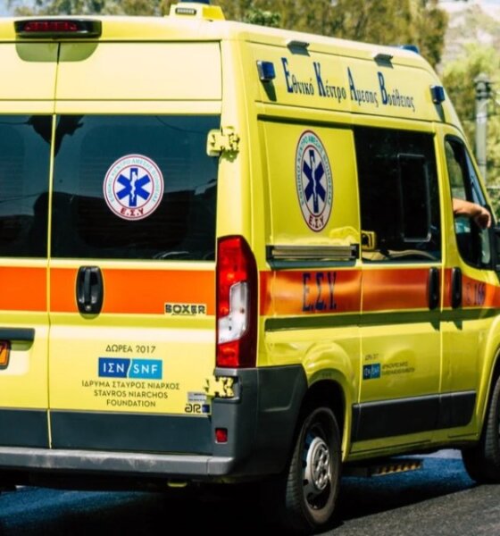 Στο Γενικό Λύκειο Νεοχωρίου ένα παράθυρο αποκολλήθηκε -μαζί με το πλαίσιό του- και έπεσε στο κεφάλι μαθητή της πρώτης τάξης, μεταφέρθηκε άμεσα στο Νοσοκομείο.