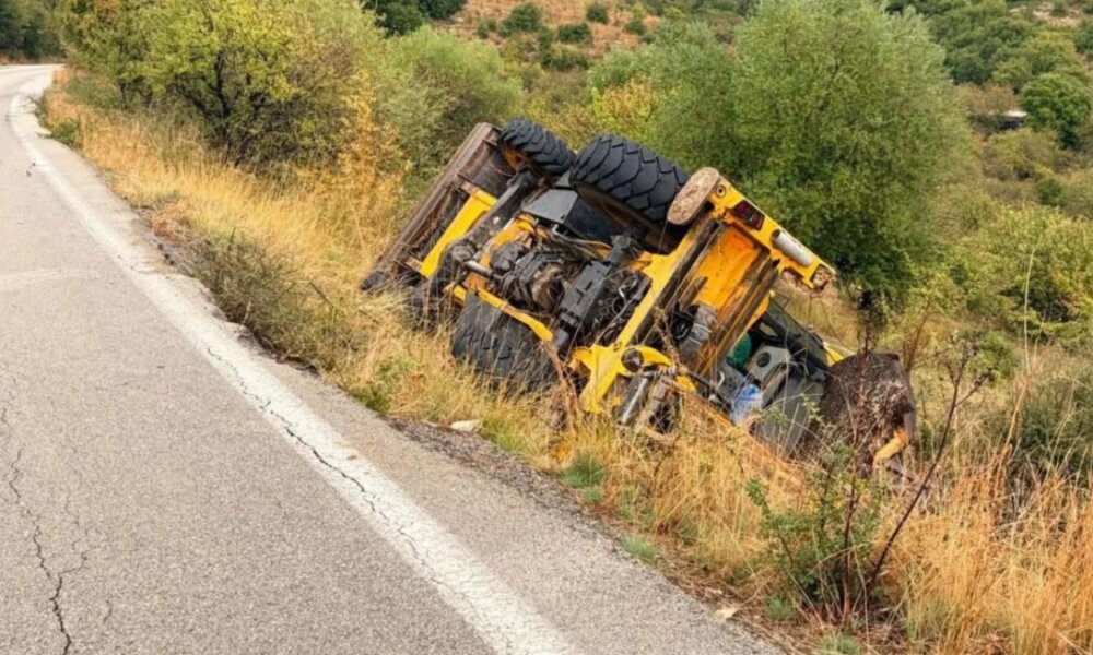 Τροχαίο σημειώθηκε στο Αρχοντοχώρι Ξηρομέρου, όταν μηχάνημα έργου τύπου JCB εξετράπη της πορείας του σε δρόμο με κατεύθυνση προς το Αγρίνιο.