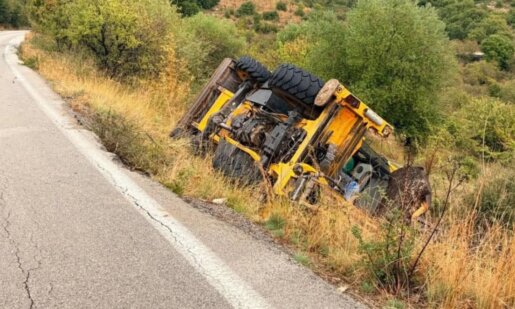 Τροχαίο σημειώθηκε στο Αρχοντοχώρι Ξηρομέρου, όταν μηχάνημα έργου τύπου JCB εξετράπη της πορείας του σε δρόμο με κατεύθυνση προς το Αγρίνιο.