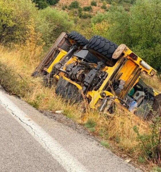 Τροχαίο σημειώθηκε στο Αρχοντοχώρι Ξηρομέρου, όταν μηχάνημα έργου τύπου JCB εξετράπη της πορείας του σε δρόμο με κατεύθυνση προς το Αγρίνιο.