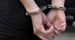 Η ΕΛ.ΑΣ. έκανε γνωστό το πρωί της Παρασκευής (02/10) πως το μεσημέρι της 1ης Οκτωβρίου συνελήφθη γυναίκα στο Αγρίνιο σε βάρος της οποίας εκκρεμούσε καταδικαστική απόφαση για απάτη.