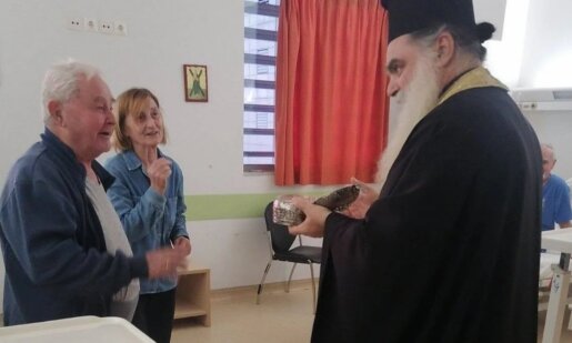 Συγκινητική υποδοχή επεφύλαξαν στο Ιερό Λείψανο, τόσο το νοσηλευτικό προσωπικό, όσο και οι ασθενείς με τους συνοδούς τους στο Νοσοκομείο του Αγρινίου.