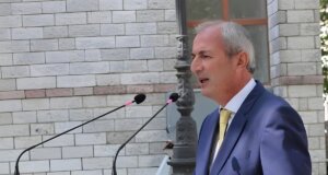 Ο Δήμαρχος Θέρμου, Σπύρος Κωνσταντάρας, σε ανάρτησή του το πρωί της 1ης Οκτωβρίου αναφέρθηκε στη μεγάλη απώλεια του Φώτη Καρκατζού, ενός ανθρώπου που αγαπούσε πολύ την πόλη και τους ανθρώπους της.