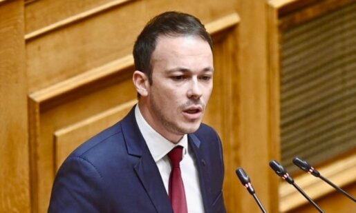 Την παραίτησή του από το βουλευτικό αξίωμα υπέβαλε ο Βουλευτής Αιτωλοακαρνανίας Μίλτος Ζαμπάρας, ανακοινώνοντας παράλληλα την ένταξή του στην ΕΛ.Α.Σ. και τη συμμετοχή του στη νέα πολιτική προσπάθεια του Αλέξη Τσίπρα.