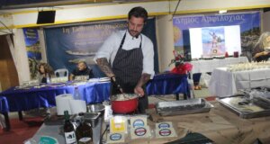 Ο Χρήστος Μοίρας ήταν ο Πενταλοφιώτης Chef που άφησε για λίγο τις τηλεοπτικές υποχρεώσεις και μαγείρεψε την Κυριακή (04/10) στην 3η Αγροτική Έκθεση «AgreAmfi»!