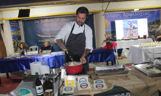 Ο Χρήστος Μοίρας ήταν ο Πενταλοφιώτης Chef που άφησε για λίγο τις τηλεοπτικές υποχρεώσεις και μαγείρεψε την Κυριακή (04/10) στην 3η Αγροτική Έκθεση «AgreAmfi»!