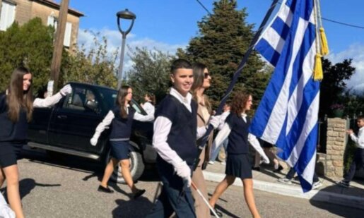 Με τη συμμετοχή του στην Παρέλαση για την 28η Οκτωβρίου στη Γαβαλού Μακρυνείας, ο μαθητής Γιάννης Παπαθανασίου έδωσε και φέτος το δικό του ξεχωριστό μήνυμα.