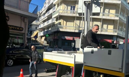 Στο Αγρίνιο την Πέμπτη, 29 Οκτωβρίου μία μόλις ημέρα μετά την Παρέλαση της 28ης Οκτωβρίου τα συνεργεία Ηλεκτροφωτισμού έφεραν τα... Χριστούγεννα στο κέντρο της πόλης.