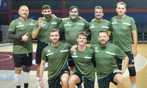 Ο Αθλητικός Σύλλογος Αγρινίου «Τρίτων» γνωστοποίησε την επαναλειτουργία του Τμήματος Βόλεϊ Ανδρών μετά από 20 χρόνια με Κώστα Πιστιόλα και Απόστολο Βέτσα.