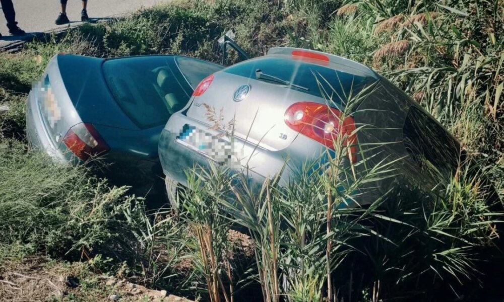 Στη Λεύκα Αγρινίου κατά τις μεσημεριανές ώρες της Τρίτης, 06 Οκτωβρίου 2026 δύο οχήματα Ι.Χ. κάτω από άγνωστες συνθήκες κατέληξαν σε αύλακα μετά από σφροδρό τροχαίο.