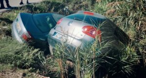 Στη Λεύκα Αγρινίου κατά τις μεσημεριανές ώρες της Τρίτης, 06 Οκτωβρίου 2026 δύο οχήματα Ι.Χ. κάτω από άγνωστες συνθήκες κατέληξαν σε αύλακα μετά από σφροδρό τροχαίο.