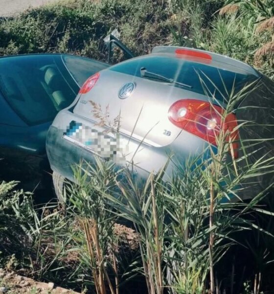 Στη Λεύκα Αγρινίου κατά τις μεσημεριανές ώρες της Τρίτης, 06 Οκτωβρίου 2026 δύο οχήματα Ι.Χ. κάτω από άγνωστες συνθήκες κατέληξαν σε αύλακα μετά από σφροδρό τροχαίο.
